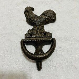 Vtg. Cast Iron Rustic Farmhouse Rooster / Chicken Door Knocker w/ Strike Plate